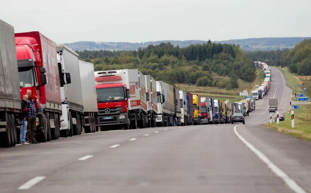 Штрафы за лишний вес грузовиков не спасут дороги от разрушения