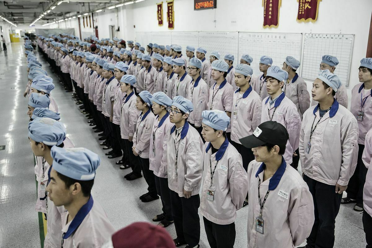 Айфоновое рабство: сборщики гаджетов массово бегут с китайских фабрик