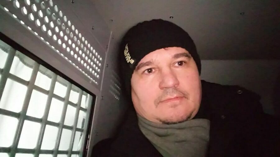 Задержанный журналист Алексей Молоторенко в автозаке.