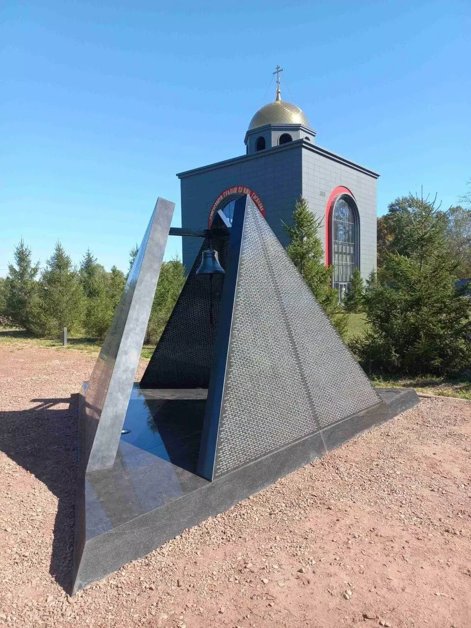 Близ населённого пункта Горячий Ключ, установлена мемориальная стелла посвящённая памяти всех погибших бойцов «Группы Вагнера».