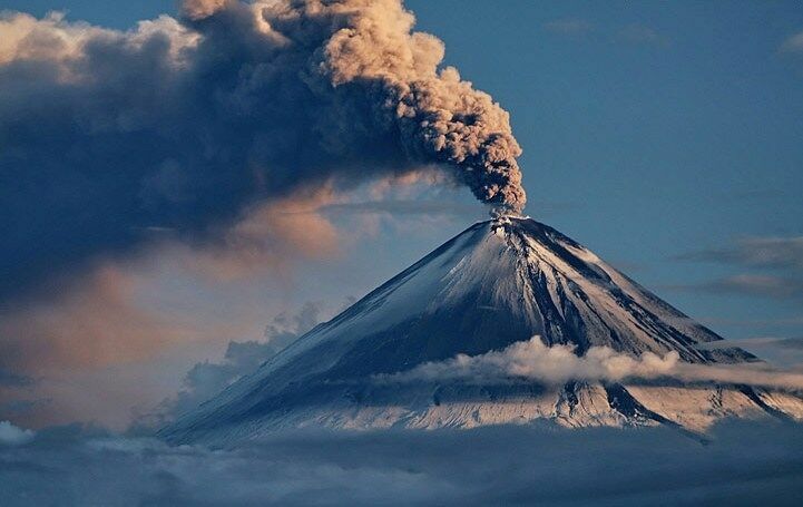 Вулкан Ключевской выбросил пепел на высоту в шесть километров