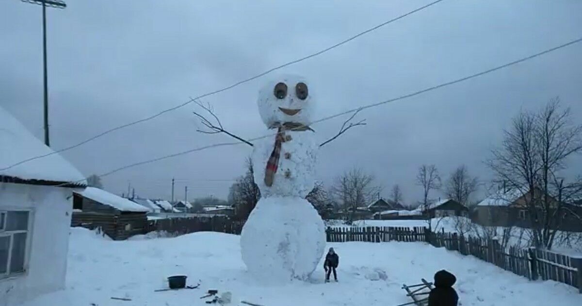 В Удмуртии за месяц слепили десятиметрового снеговика