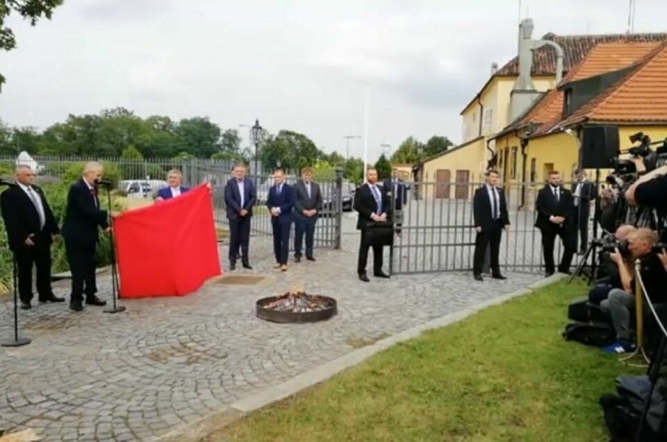 Президент Чехии прилюдно сжег гигантские красные трусы