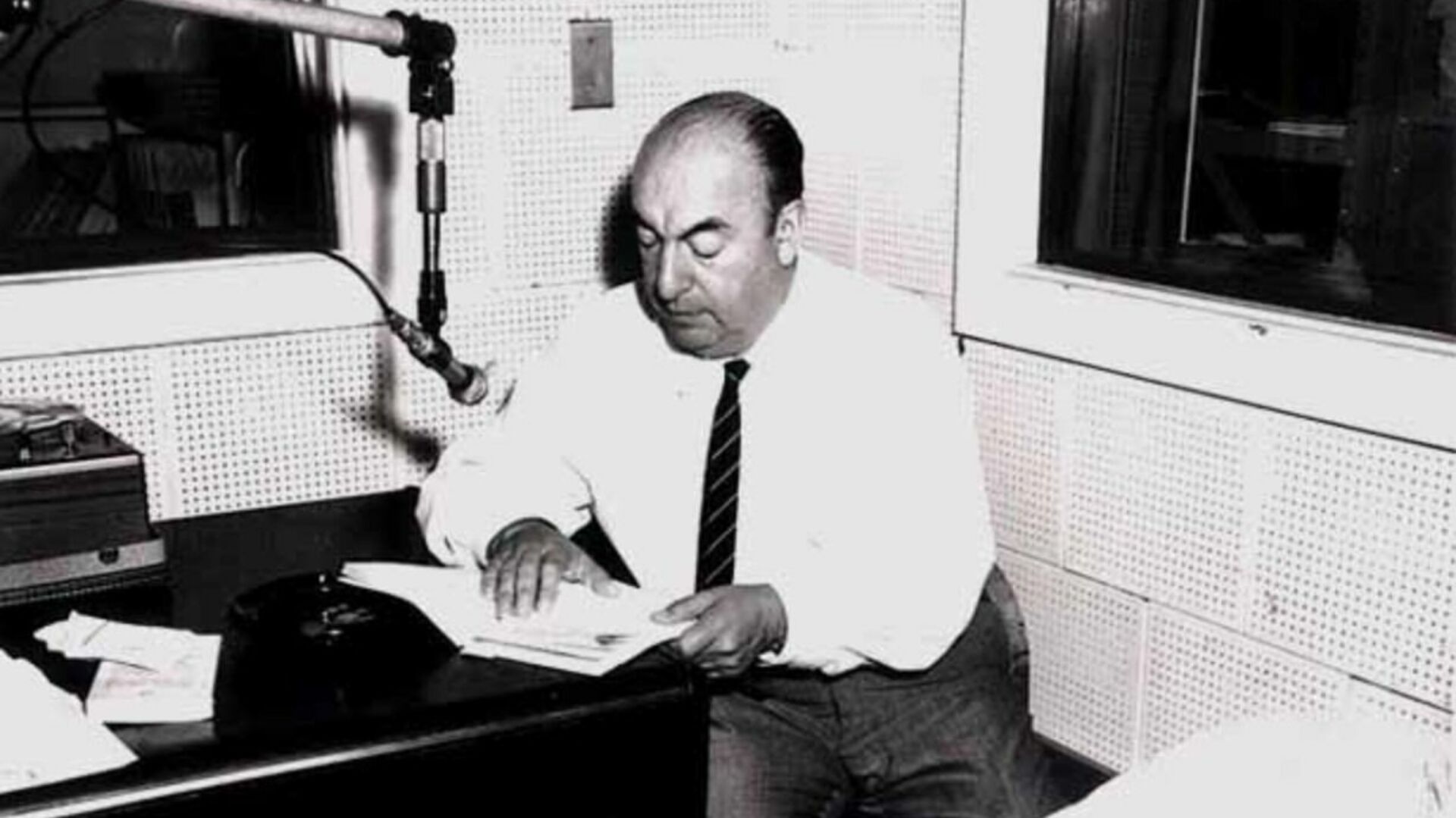 Чилийский поэт. Pablo Neruda. Пабло Неруда чилийский поэт. Пабло Неруда фото. Библиотека Пабло Неруды.