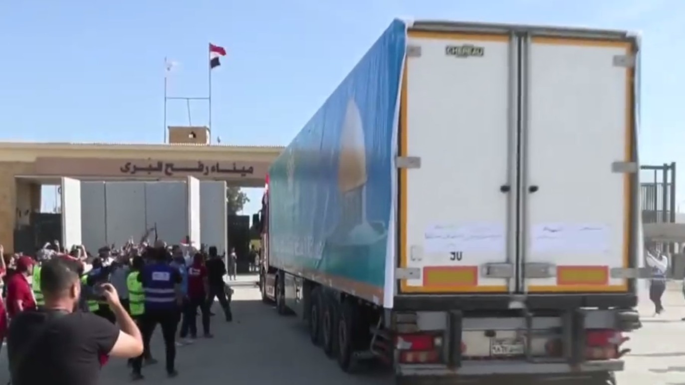 В сектор Газа пропустили первые грузовики с гуманитарной помощью (ВИДЕО)