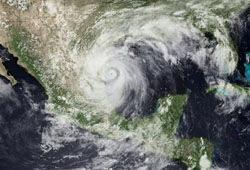 Ураган «Алекс» достиг северо-востока Мексики и начал стихать (ФОТО)