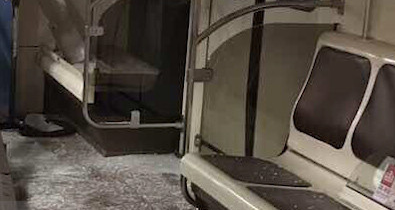 Пол и сидения в вагоне, примыкающем к взорванному, усыпаны осколками разбитого калёного стекла.