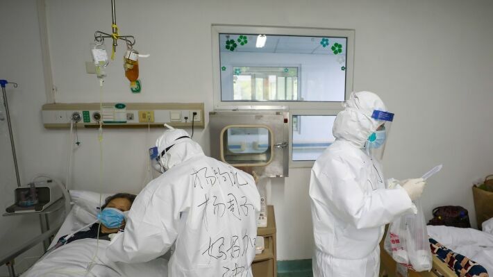 Число умерших от коронавируса в Китае выросло до 2744 человек