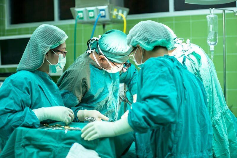 В Новосибирске хирурги провели первую в РФ операцию на выключенном сердце