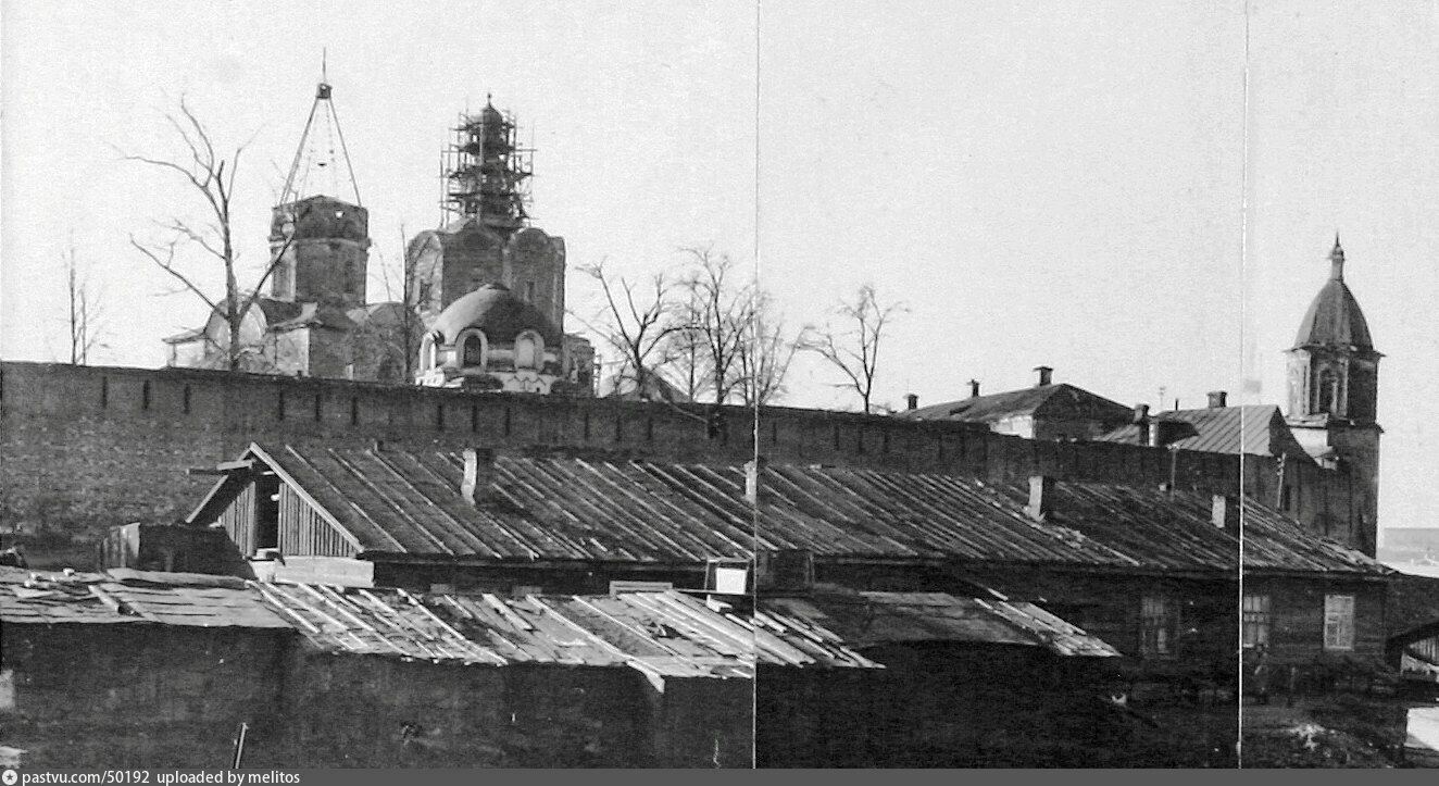 Из руин и бараков Спасо-Андроников монастырь обрел свой нынешний вид благодаря художникам и реставраторам. Фото из ЖЖ VLADIMIRDAR.