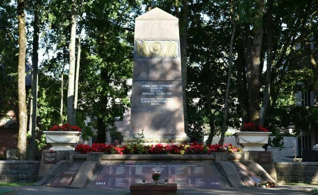 В Литве снова осквернили памятник советским воинам