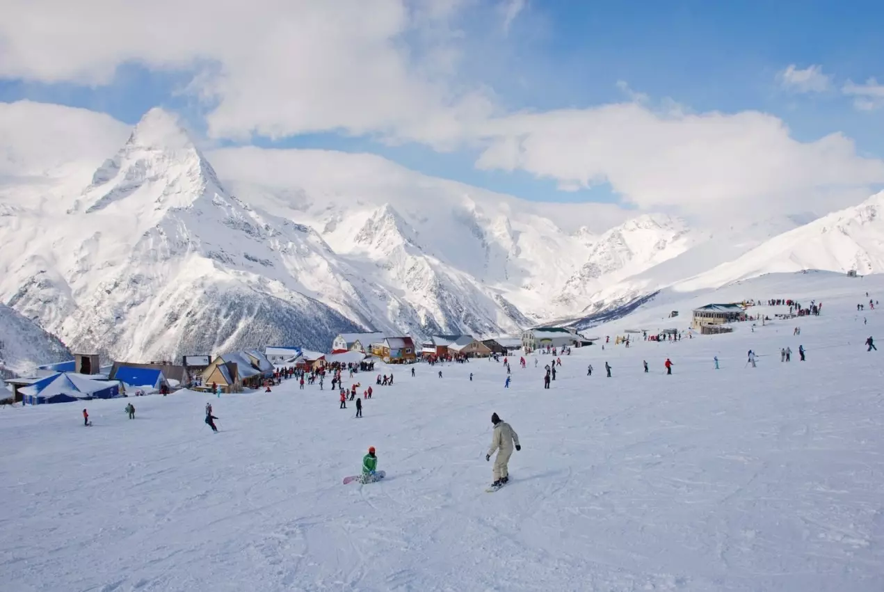 Домбай — один из старейших горнолыжных курортов России