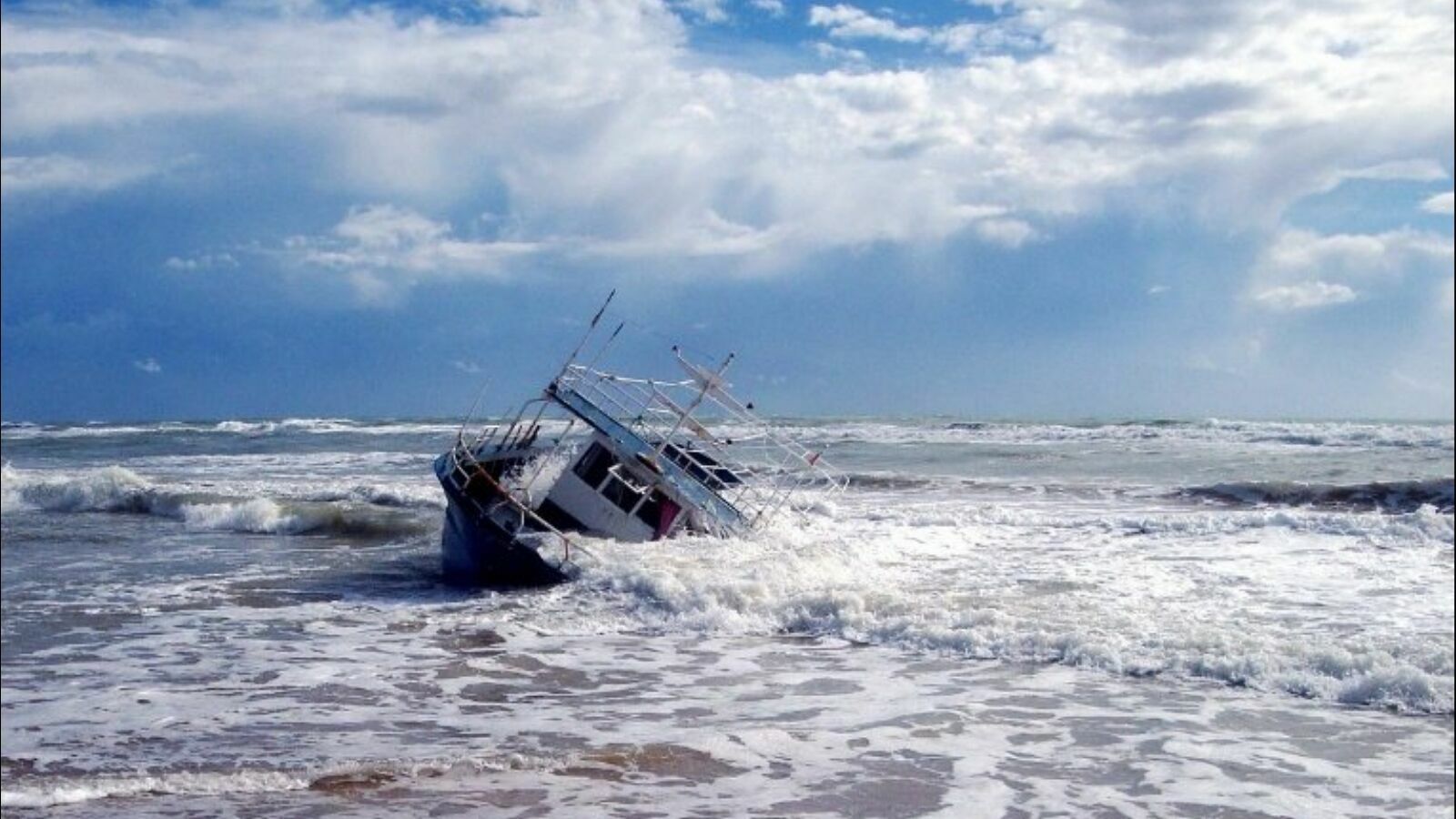 Спасатели нашли тело рыбака с затонувшего в Баренцевом море судна “Онега”