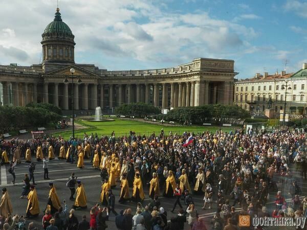 По Невскому проспекту Санкт-Петербурга прошел многотысячный крестный ход