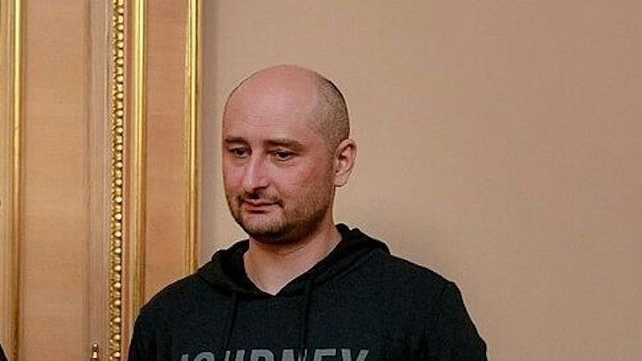 Аркадий Бабченко* забросал яйцами российское посольство в Эстонии