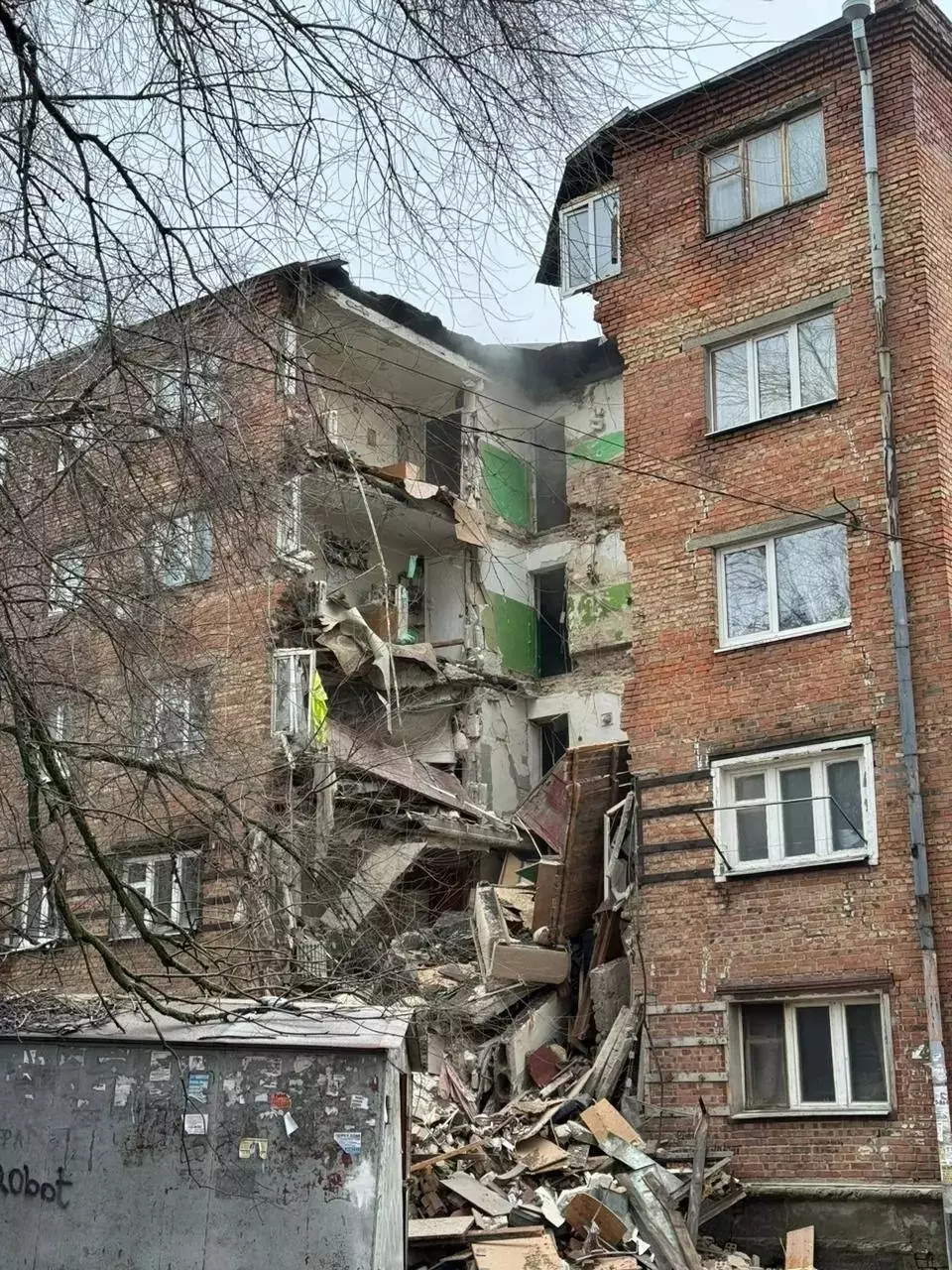 В Ростове на ул. Нариманова 72/3 произошло обрушение стены пятиэтажного дома.