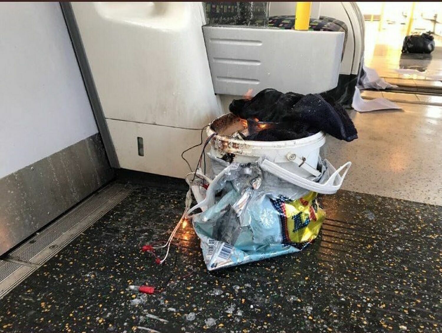 Полиция Лондона ищет первого подозреваемого в теракте на станции метро