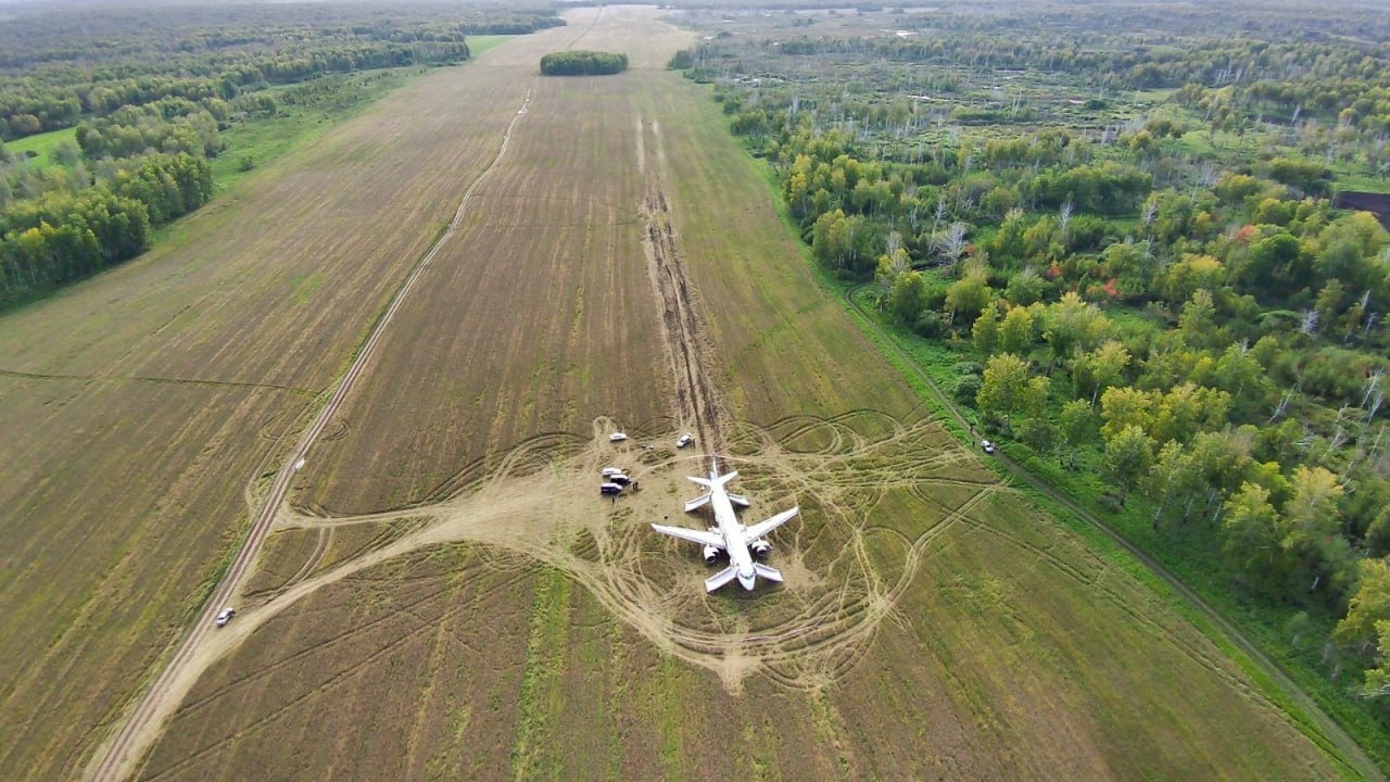 «Уральские авиалинии» показали «импровизированный аэропорт» в поле под Новосибирском