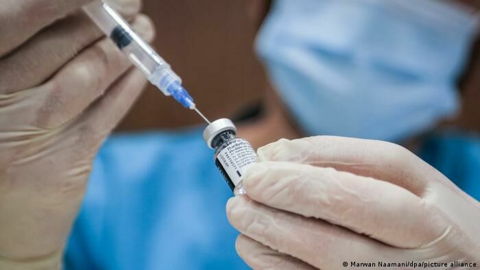 В Кремле исключили введение штрафов за отказ сделать прививку от COVID