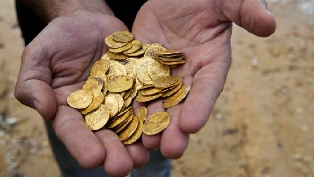 Недалеко от Кремля найдено 135 старинных монет