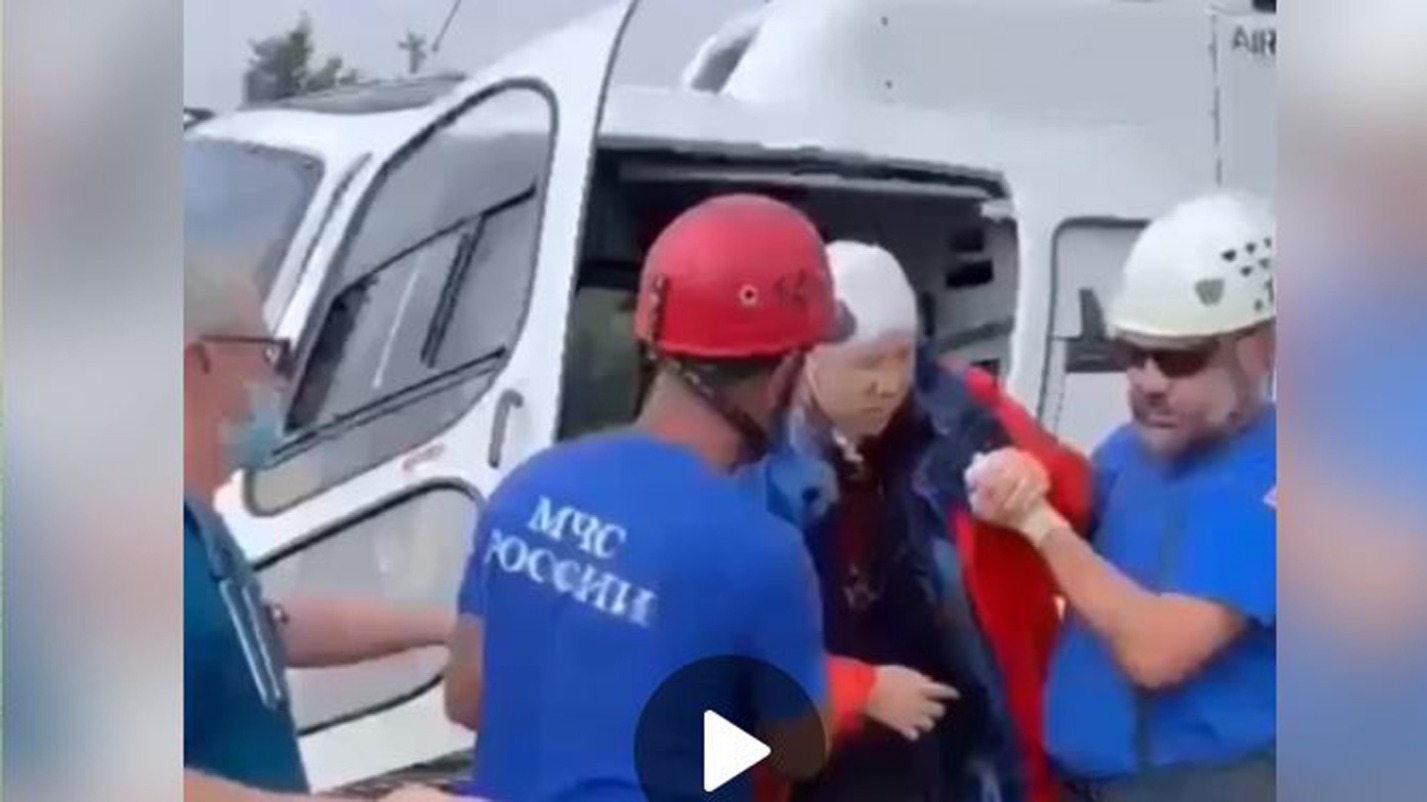 Пострадавших от камнепада в горах КБР доставили на вертолете в больницу (ВИДЕО)