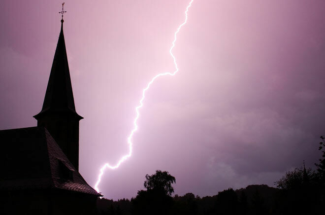 Бог не спас? В Руанде 16 человек погибли при ударе молнии в церковь