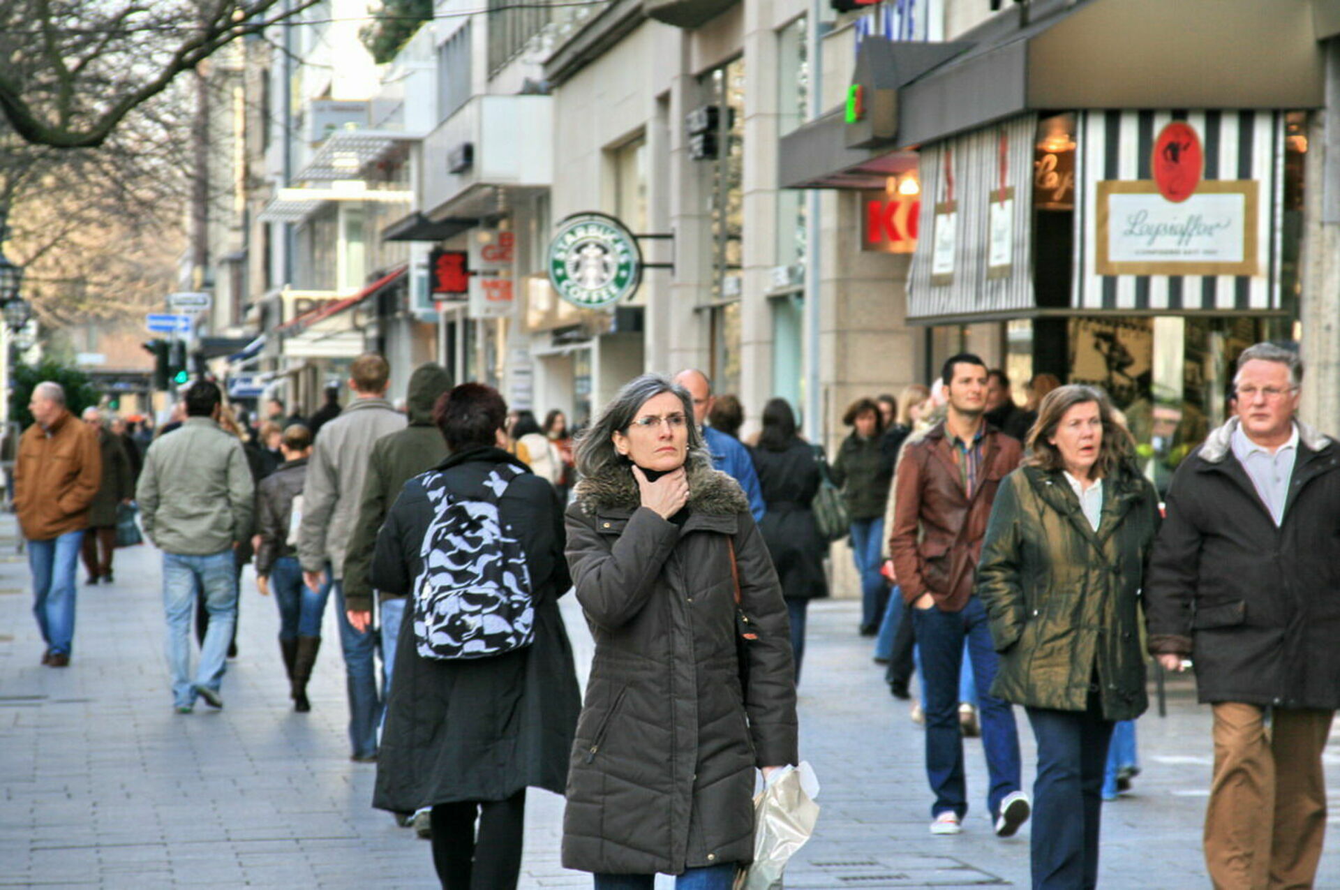 Как жить на улице человеку. Люди на улице. Германия люди на улицах. Люди на улице города. Люди в городе.