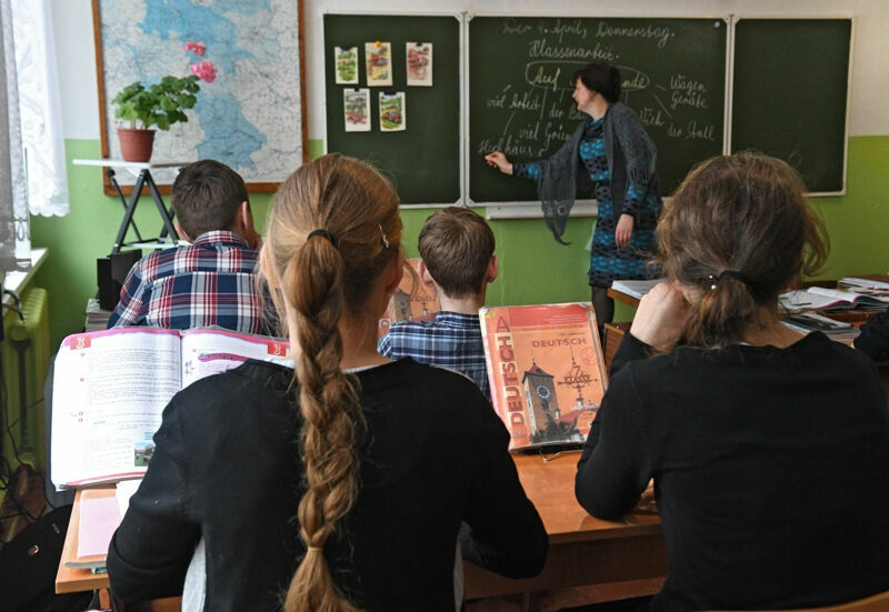 Школы Хабаровска досрочно завершили учебный год