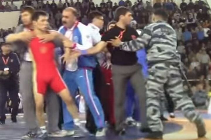 Чемпионат по борьбе в Якутии обернулся дракой и отстранением судей