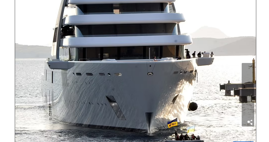 Активисты попытались помешать яхте Абрамовича пришвартоваться в турецком Бодруме