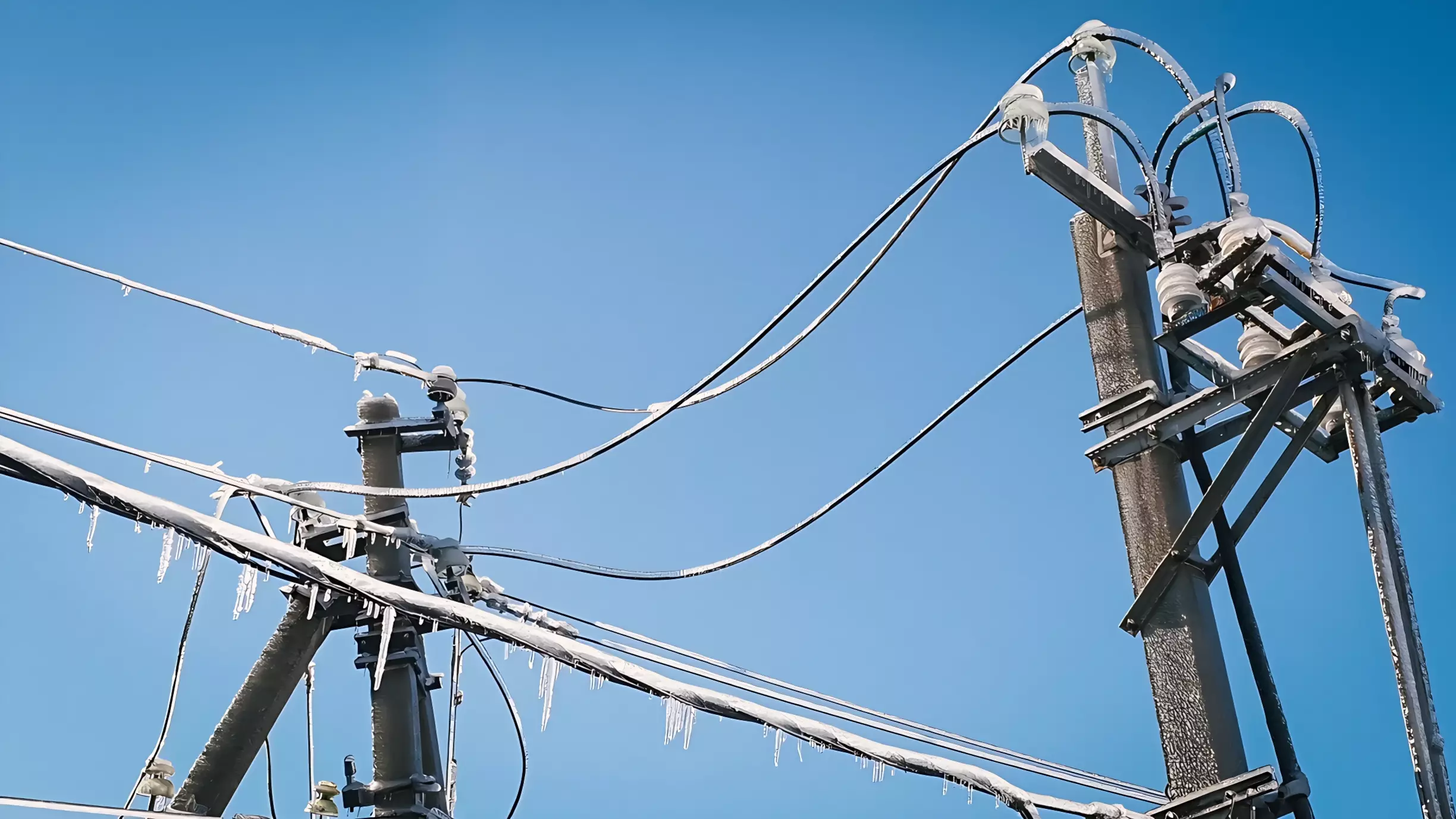 Власти пообещали восстановить провода, как только минует опасность.