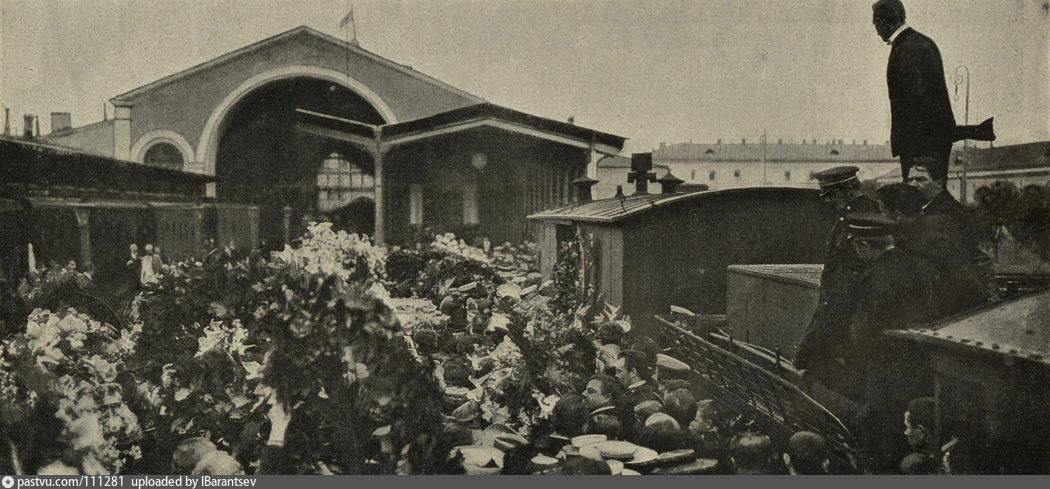 Москва. Гроб с телом Чехова выносят из вагона