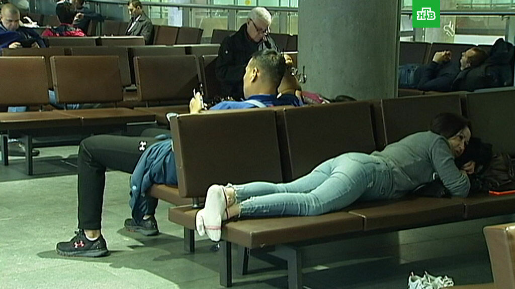 В московских аэропортах пассажирам снова разрешили лежать