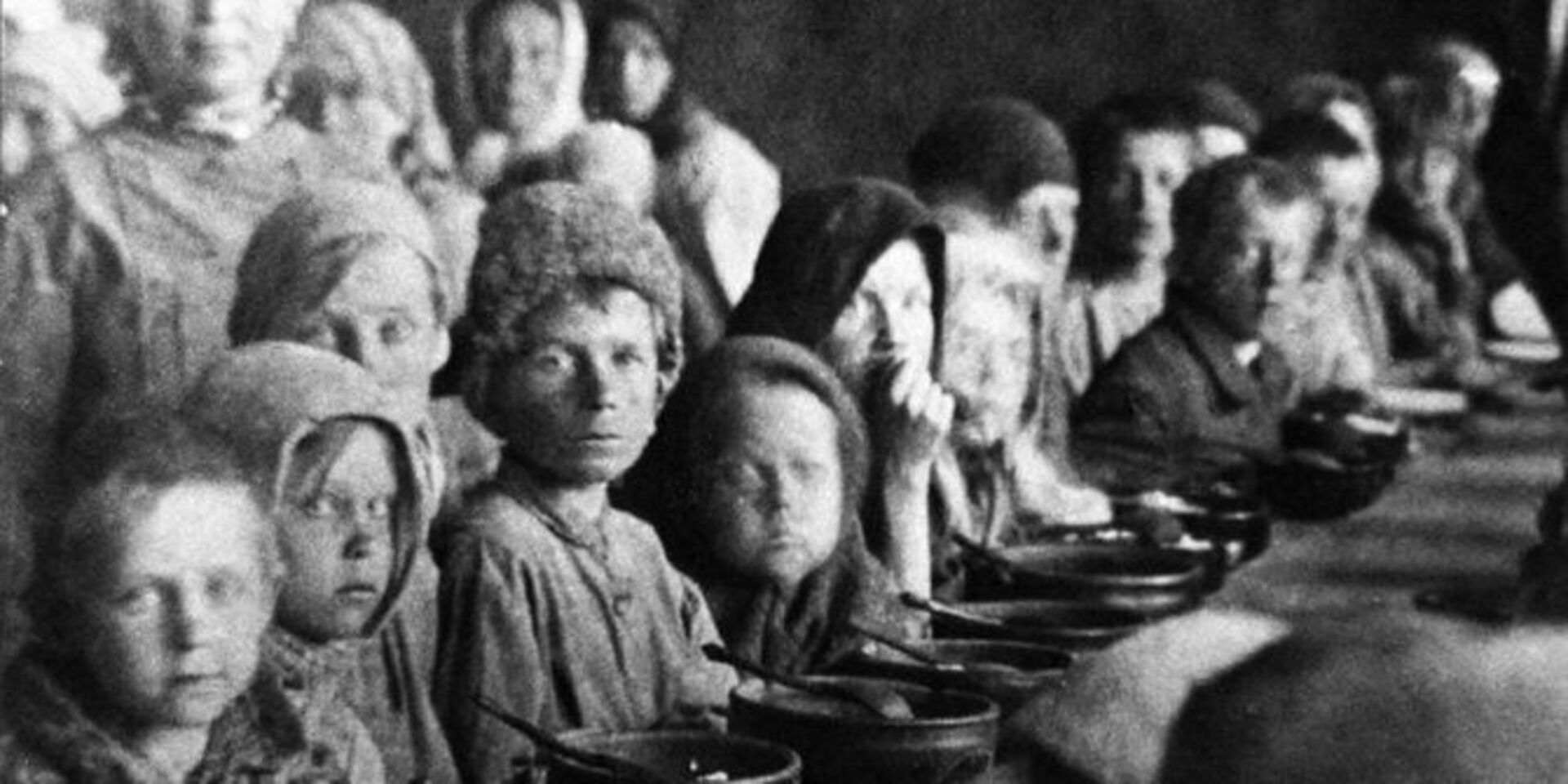 Голод 20 годов. Голодающим Поволжья 1922г. Голодающие дети Поволжья 1921. Голод в Поволжье 1920 годы.