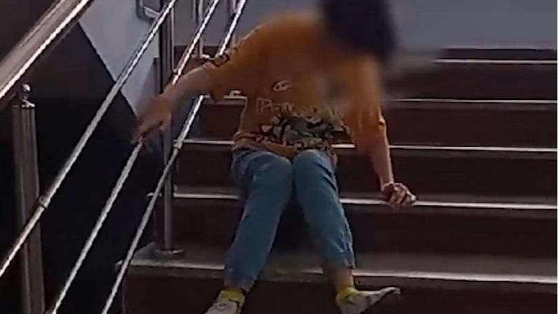 Никто не помог: в Казани ребенку-инвалиду пришлось сползать с лестницы в здании суда