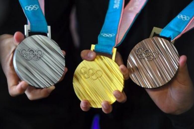 Нидерландские конькобежцы придавили болельщиков гигантской медалью