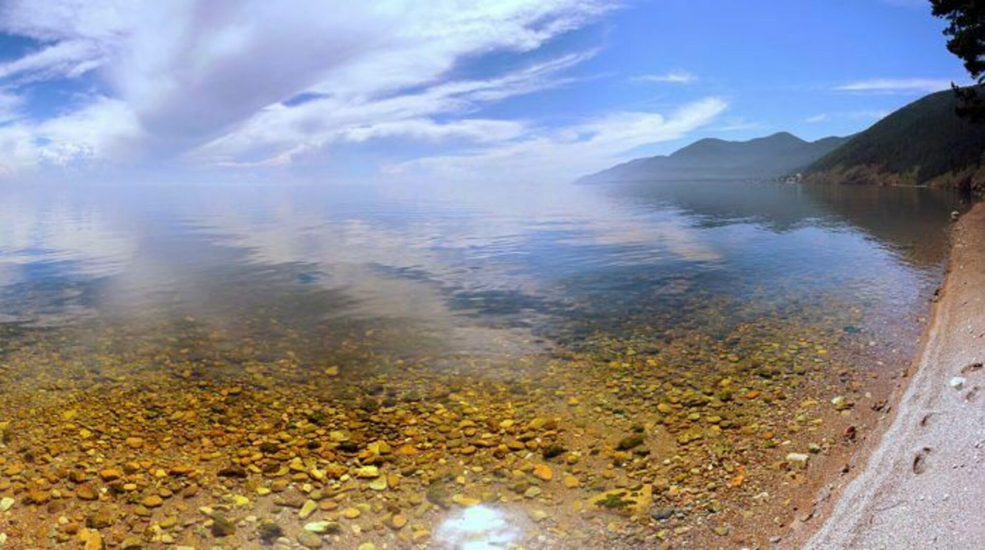 Воды байкала чисты и прозрачны. Озеро Байкал чистая вода летом. Байкал озеро летом вода. Озеро Байкал прозрачная вода. Прозрачность озера Байкал.