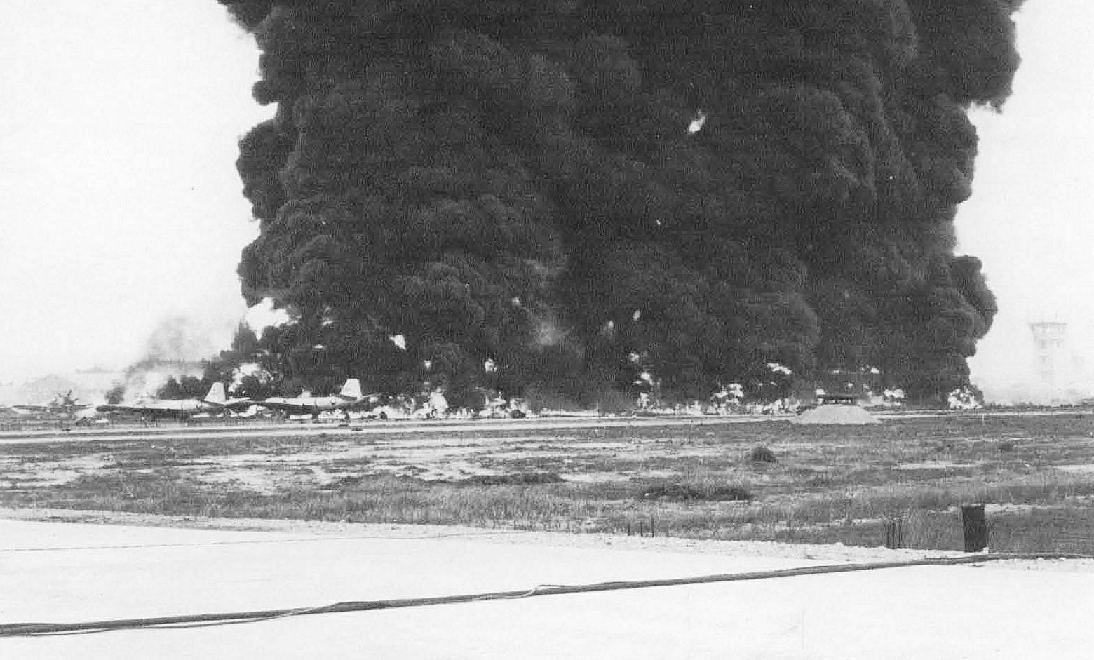 Катастрофический пожар на открытой стоянке самолетов ВВС США на американской авиабазе Бьенхоа близ Сайгона 16.05.1965 (c) ВВС США