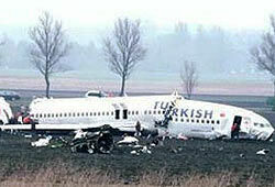 В  Амстердаме  самолет с пассажирами  раскололся на три части
