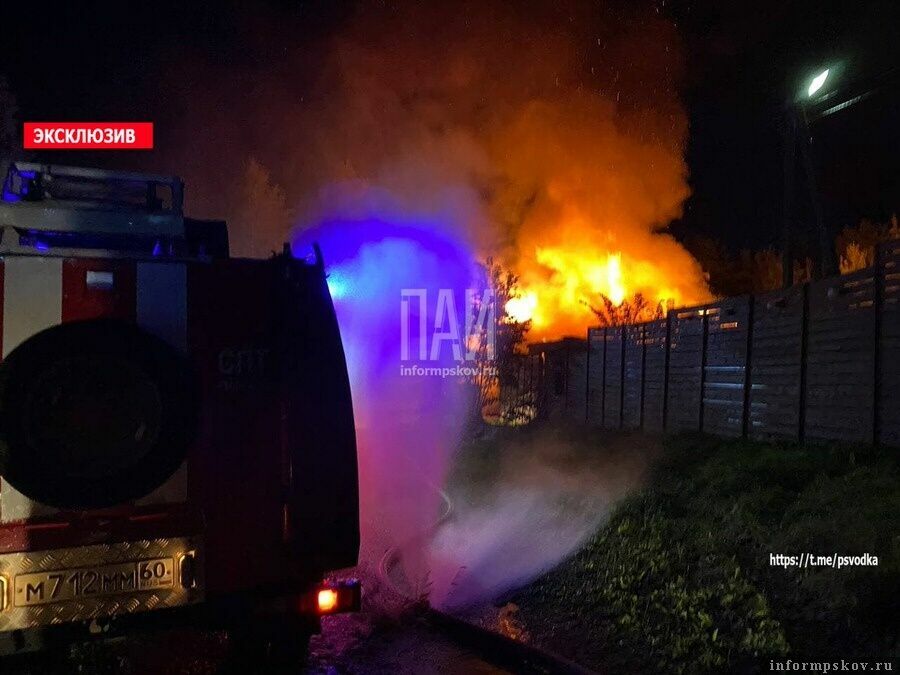 Три человека погибли при пожаре в гостевом доме в Псковской области