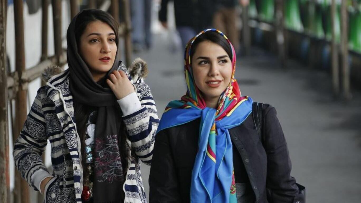В Иране двух женщин облили йогуртом и арестовали за то, не покрыли волосы платком