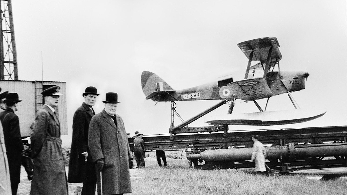 Уинстон Черчилль ожидает запуска первого «дрона» - летающей мишени DH82 Queen Bee