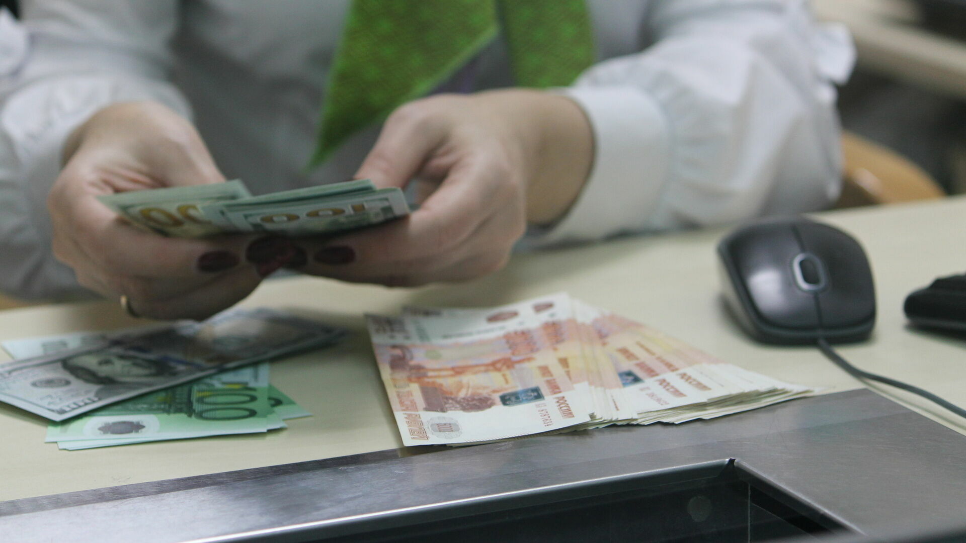 Курс доллара в обменниках Москвы превысил 100 рублей