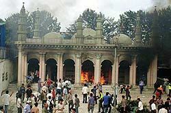 В Катманду громят мечети