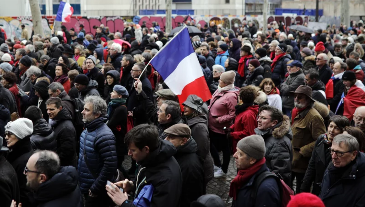 В Париже движение "красных шарфов" провело первую акцию