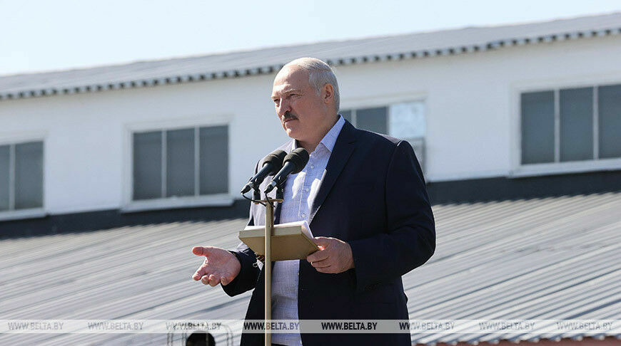 Лукашенко пообещал белорусам новую Конституцию, а "черной сотне" - лопаты