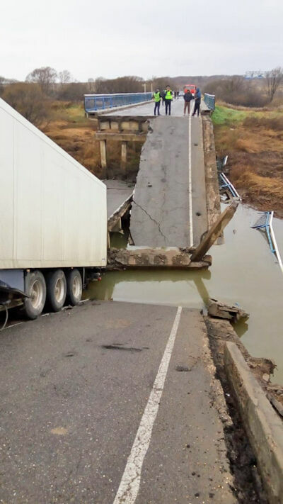 В Приморье обрушившийся мост раздавил машину с мамой и 3-летней дочкой