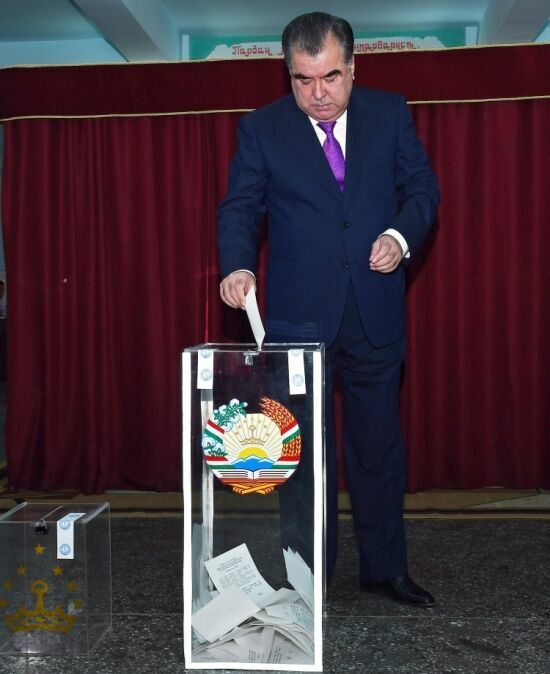 Президент Таджикистана сможет передать безграничную власть по наследству