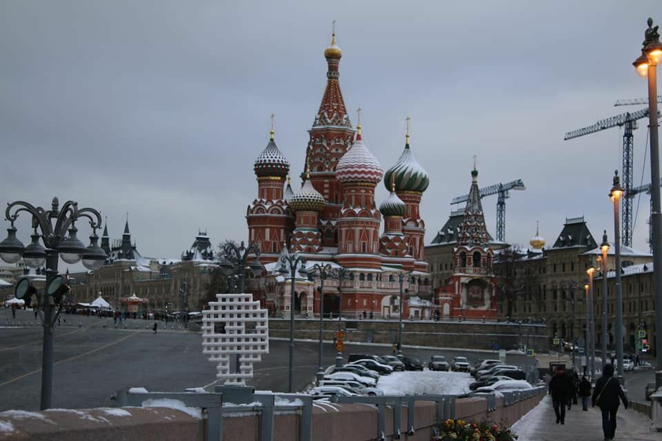 На месте убийства Бориса Немцова установили скульптуру "Крик"