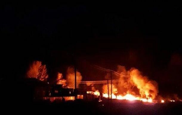 Из-за пожара на нефтепроводе под Саратовом загорелся поселок (Видео)
